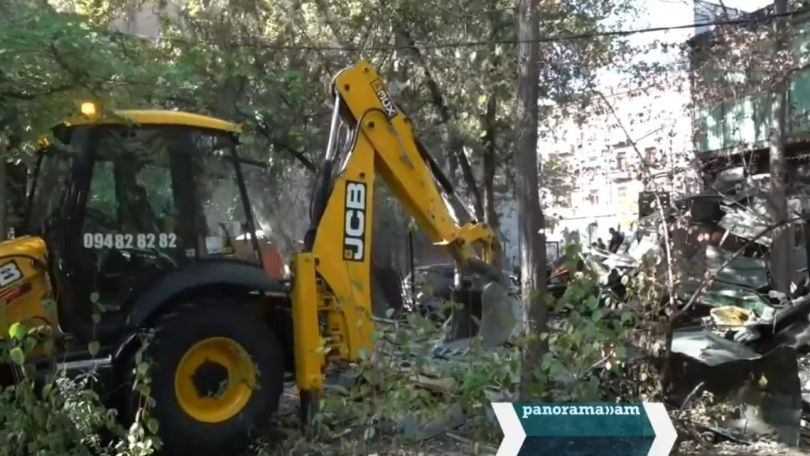 Café being demolished in Yerevan's Saryan Park