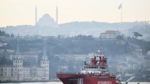 Туристов из России задержали за поцелуй во дворе мечети в Турции