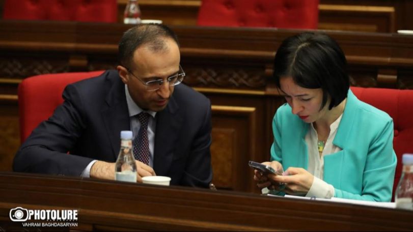 Մամայի՞դ ես շատ սիրում, թե՞ պապայիդ