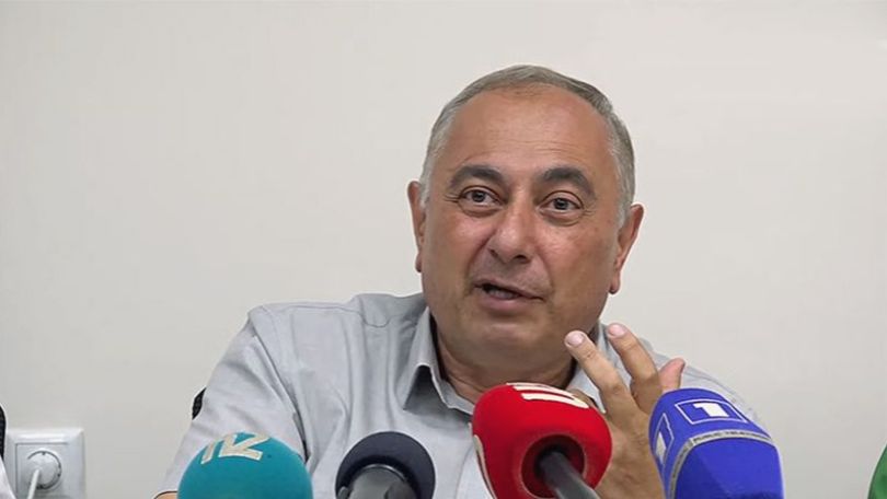 «Զվարթնոց» օդանավակայանում ԱԱԾ-ն չի թողնում Արմեն Չարչյանը սահմանը հատի