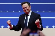 Илон Маск продал соцсеть X самому себе