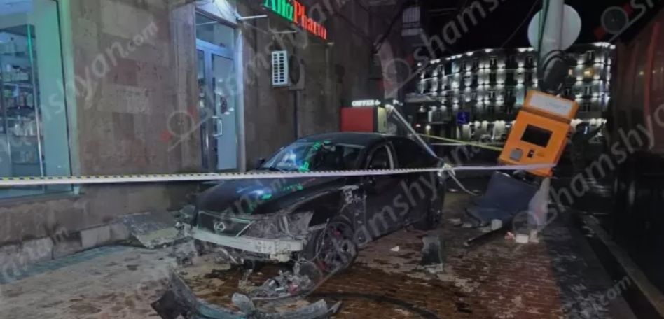 «Lexus»ի ավտոմեքենան Նժդեհի փողոցում կոտրել է ճանապարհային երթևեկությունը կարգավորող ցուցանակներն ու «Իդրամ» տերմինալը