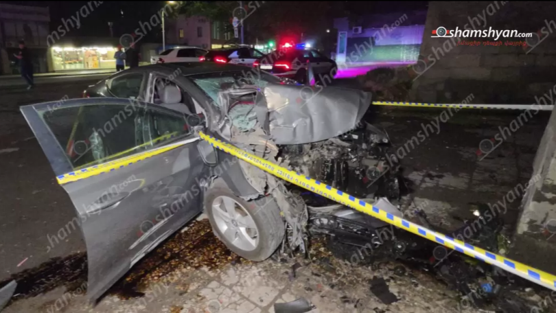 Ողբերգական ավտովթար՝ Երևանում․ «Hyundai Elantra»-ն բախվել է «Հրազդան» մարզադաշտի մուտքի բազալտե պատնեշին