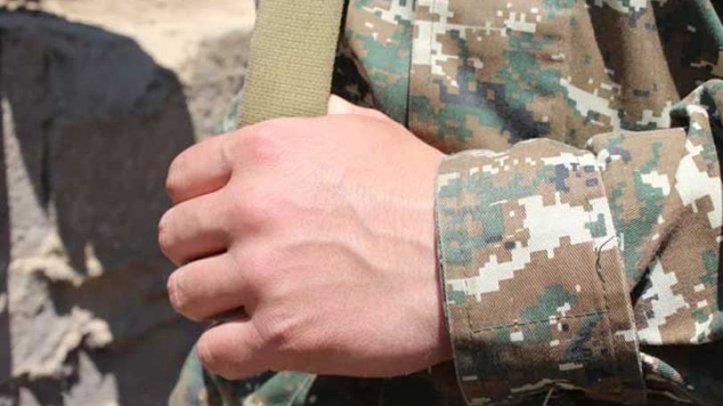 ArmLur.am: У скончавшегося накануне военнослужащего-контрактника были обнаружены неглубокие порезы на руках