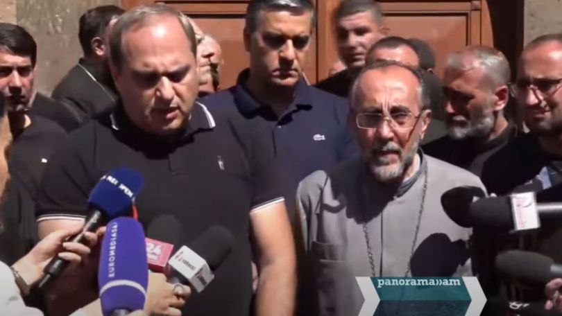 Архиепископ Микаел Аджапахян и адвокаты отправляются в СК Армении