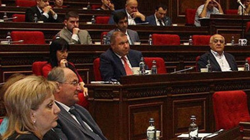 Armenian parliament votes unanimously for bill on state payment of servicemen’s treatment abroad
