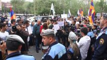 «Աշոտյանն ուղղակի գողեգող փախավ». Ակցիան ավարտվեց պահանջագիր փոխանցելով