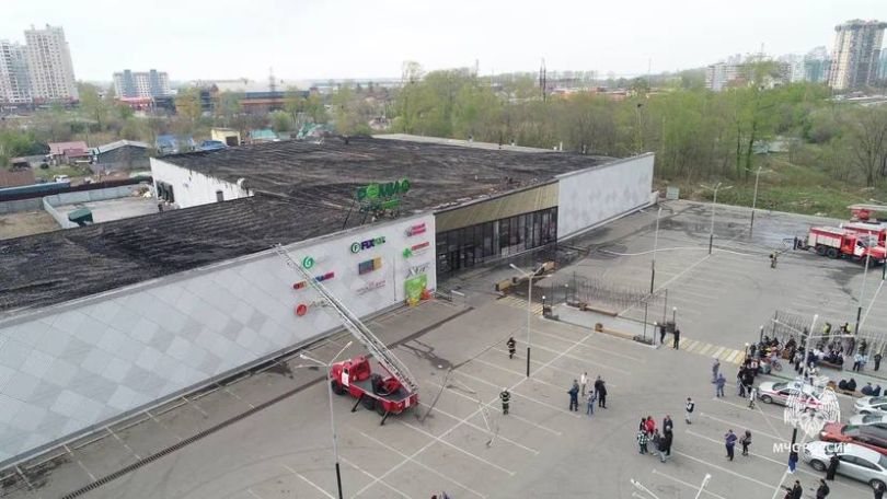 В Хабаровске потушили пожар в торговом центре: из здания были эвакуированы 270 человек