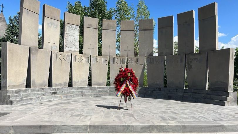 Wreath laid at Yerablur on Serzh Sargsyan's behalf