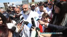 Архиепископ Баграт Галстанян объяснил, почему он сегодня в белом одеянии