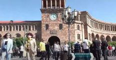 На площади Республики в Ереване ждут участников шествия во главе с архиепископома Багратом Галстаняном (прямая трансляция)