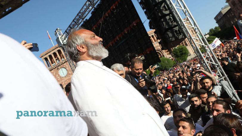 Օրհներգով ու Տերունական աղթքով մեկնարկեց Հանրապետության հրապարակի հավաքը