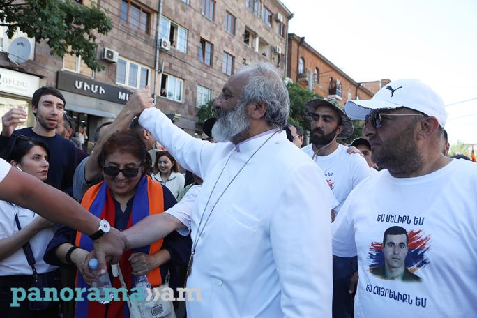 Archbishop Bagrat denies any ties to ex-Armenian president