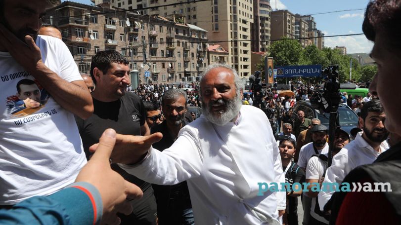 In pictures: Yerevan residents express support for marchers led by Archbishop Bagrat
