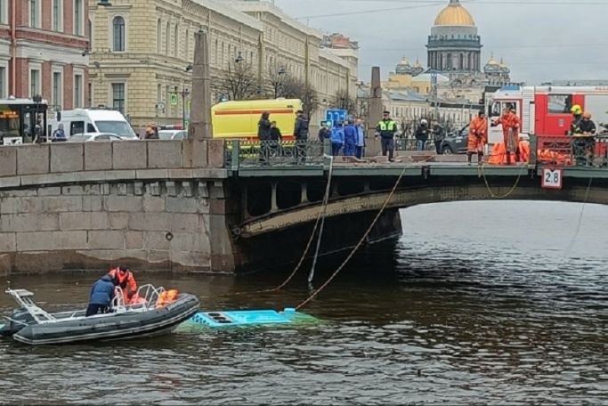 Санкт-Петербург: пассажирский автобус упал с моста в реку Мойку, в нем находились около 20 человек