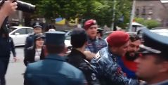 Полицейские в Ереване подвергают приводу активиста, угощавшего кофе прохожих и стражей порядка