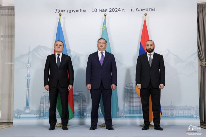 Armenian, Azeri FMs end talks in Almaty
