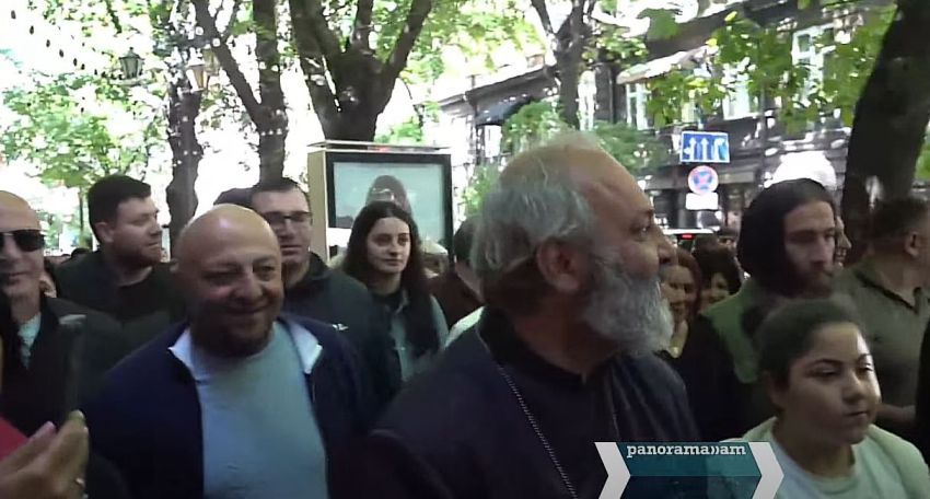 Во главе с архиепископом Багратом Галстаняном граждане направляются в Союз художников Армении