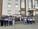 Protest in support of political prisoners held outside Yerevan court
