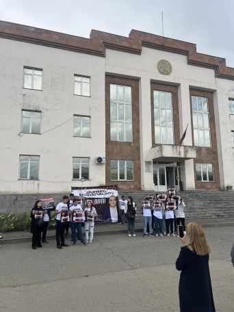 Наира Зограбян: Уверена, что Нарек Самсонян и Вазген Сагателян пробудут в заключении недолго и присоединятся к борьбе