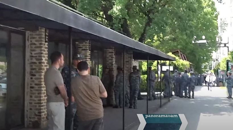 Ազատության հրապարակի հարակից տարածք բազմաթիվ ոստիկաններ են բերվել, ամենուրեք արգելապատնեշներ են. ՈՒՂԻՂ