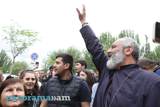 Բագրատ Սրբազան. Ուրախ եմ, որ իմ կոչով դուրս են եկել փողոց ոստիկանները