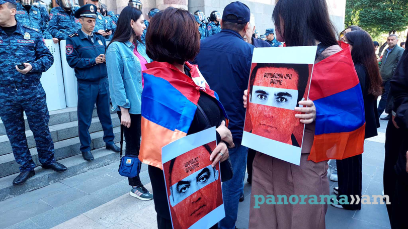 «Вторгнувшийся в Киранц», «Плюющий в гражданина», «Сдающий Родину»: акция у здания правительства. Фоторепортаж
