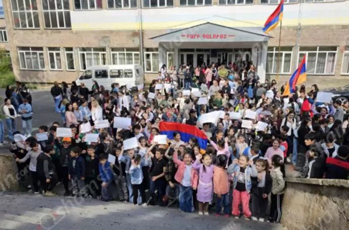 В школе армянского Бюракана забастовка, директора увольняют за политические взгляды