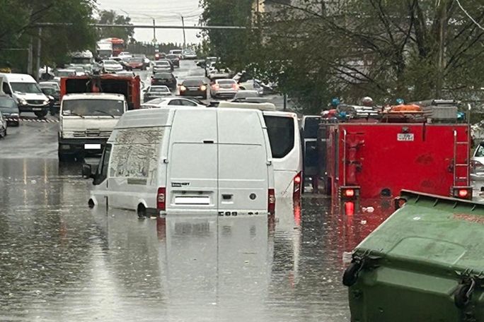 Bus carrying passengers gets stuck in rainwater in Yerevan