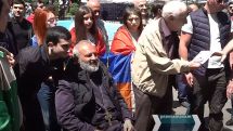 ՈւՂԻՂ. Բագրատ Սրբազանը դասախոսություն է կարդում ԵՊՀ բակում
