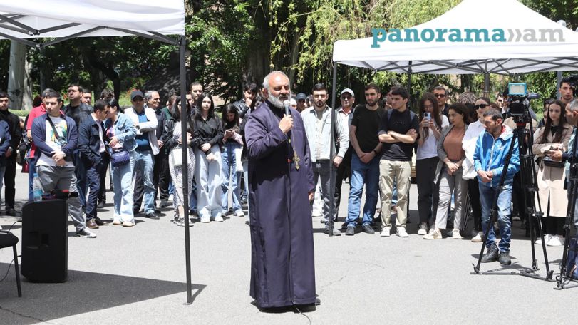 In pictures: Archbishop Bagrat delivers lecture at YSU courtyard