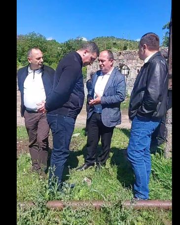 Armenian minister meets with border villagers affected by land surrender
