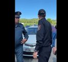 «Позор! Позор!» Журналистов Первого канала доставили в Киранц на полицейской машине, остальных не пускают