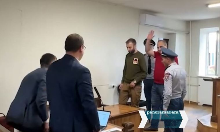 В зале суда в Ереване политзаключенных Н. Самсоняна и В.Сагателяна встретили аплодисментами и скандированиями «Свободу! Свободу!»