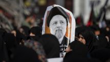 На церемонию прощания с Раиси в Тебризе пришли тысячи человек