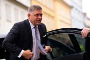 Переживший покушение премьер Словакии Роберт Фицо в сознании и общается с окружением
