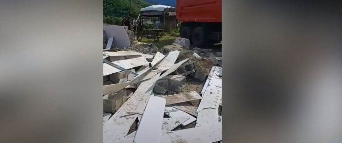 Жители тавушского Киранца сносят принадлежащие им постройки, чтобы не оставлять их Азербайджану