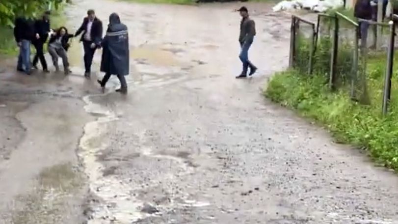 Pashinyan's bodyguards push reporter out of school in border village
