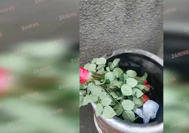 В Киранце жители убрали цветы, возложенные сегодня Николом Пашиняном к памятнику павшим