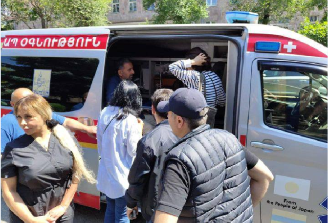 Певцу Арсену Григоряну травмировали ногу при приводе в Полицию в Ереване