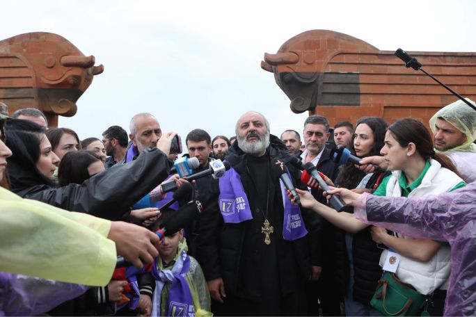 Archbishop Bagrat comments on Pashinyan's move to avoid travel to Sardarapat