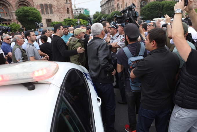 Сигналы, полицейские, задержания: напряженная ситуация на площади Республики в Ереване