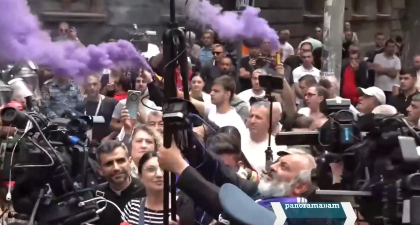 Archbishop Bagrat uses Panorama.am camera to film police actions