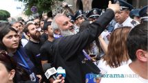 Архиепископ: Руководитель страны покинул здание правительства через дверь, которую не открывали тысячу лет, сбежал по тротуарам