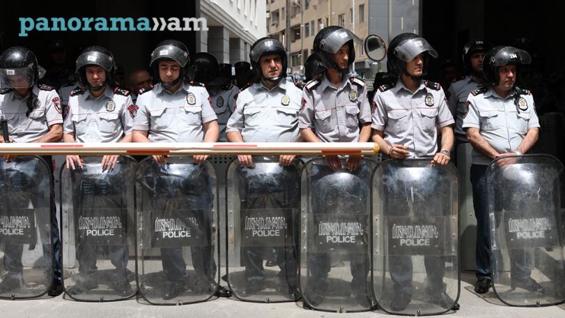 Tensions run high outside Armenian Foreign Ministry amid protest