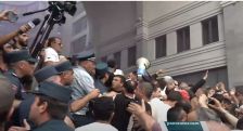 Police clash with protesters outside Armenian Foreign Ministry