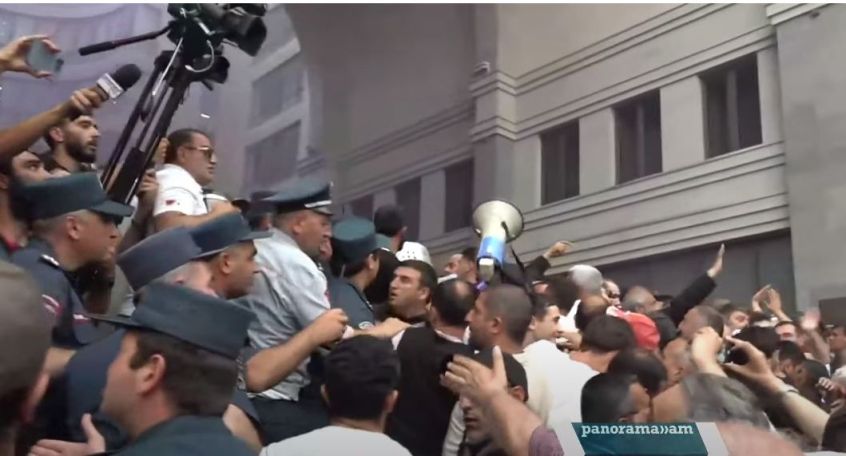 Police clash with protesters outside Armenian Foreign Ministry