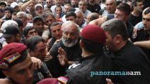 Полиция в грубой форме подвергает приводу протестующих у МИД Армении. Фоторепортаж