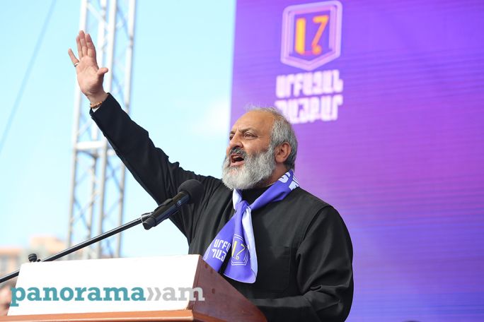 Բագրատ Սրբազանն ավտորթով այցելում է Գյումրի