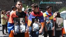 Граждане во главе с архиепископом Багратом Галстаняном от здания СК шествием направляются во двор церкви Сурб Анна в Ереване